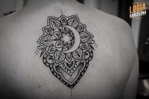 Tatuajes espalda para mujer - Mandala - Logia Barcelona 
